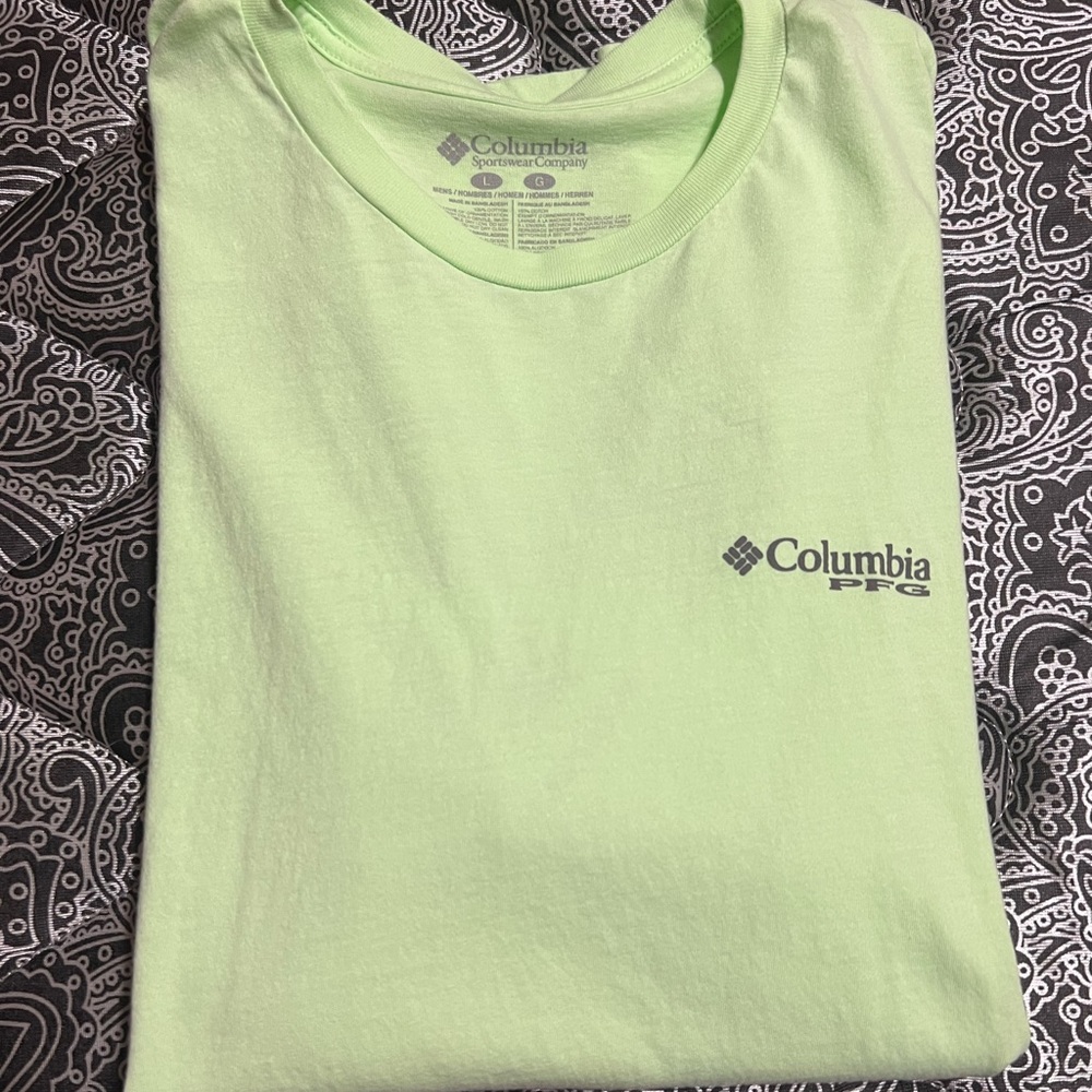 Men’s Columbia Short Sleeve T-Shirt. Size Large.
